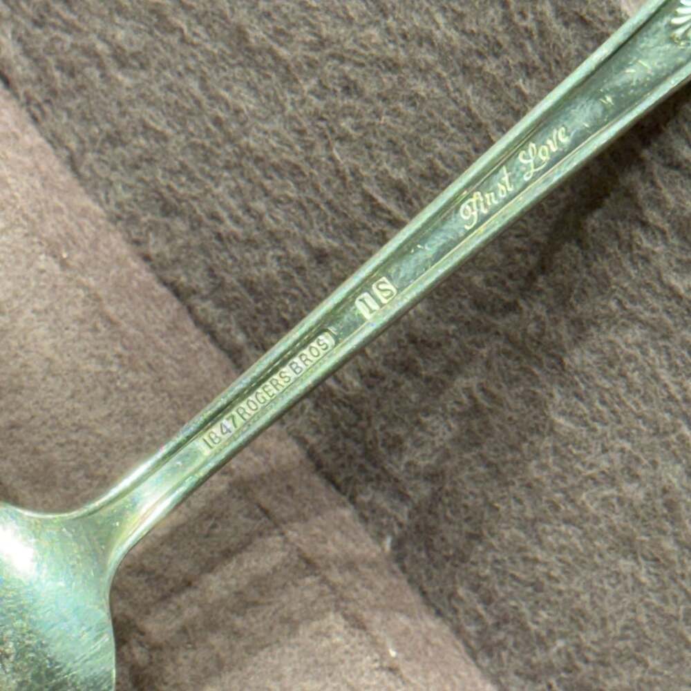1847 Rogers Bros First Love Silverplate Flatware Set with Wood Chest 20pies set - Picture 12 of 15